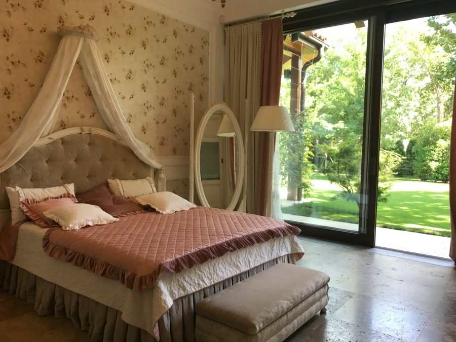 We advise how to arrange a bedroom in the style of the French countryside