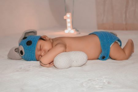 When to give the baby a pillow and how to choose a blanket and pillow for children?