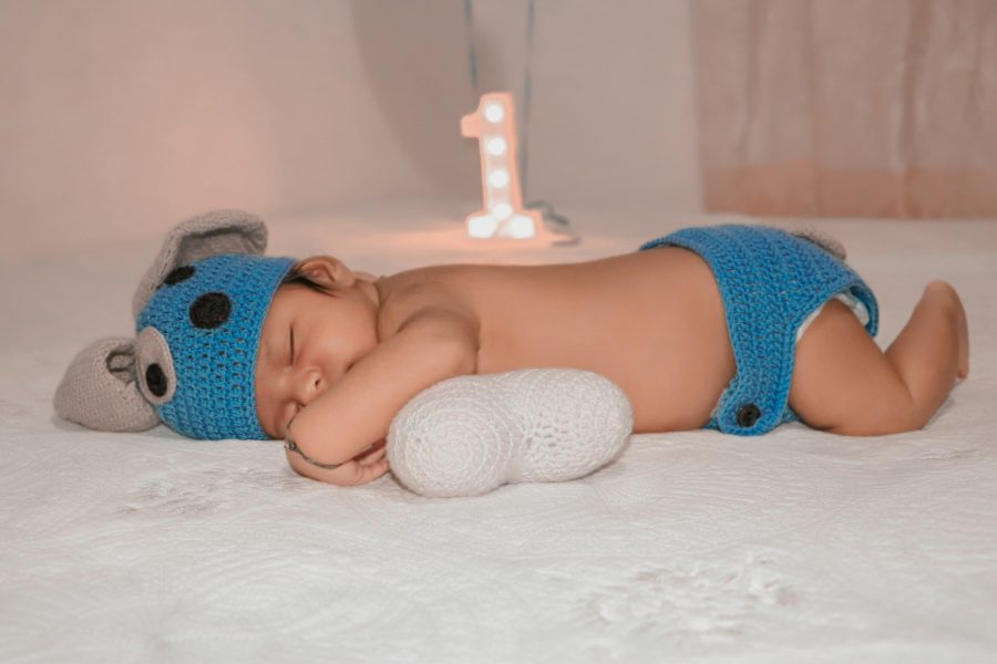 When to give the baby a pillow and how to choose a blanket and pillow for children?