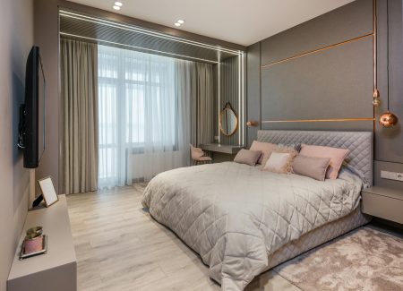 Which bed to choose: solid or upholstered?